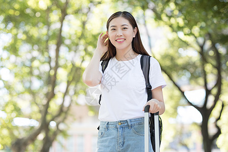 学校里拉着行李箱背书包的女生图片