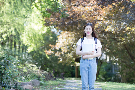 背着书包走在校园里的大学生图片