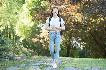 背着书包走在校园里的大学生图片