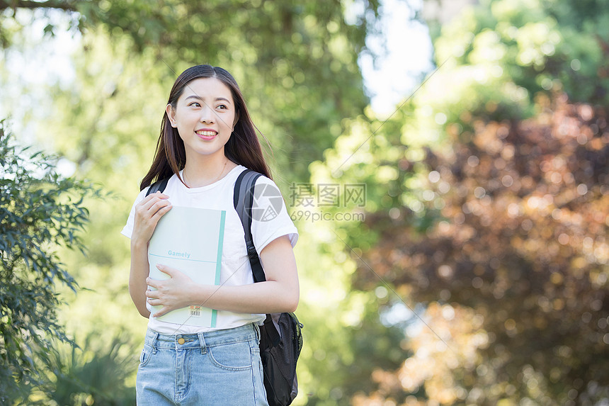 校园里背着书包抱着书的同学图片