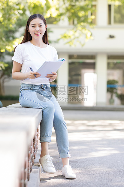 校园里室外正在学习的女生图片