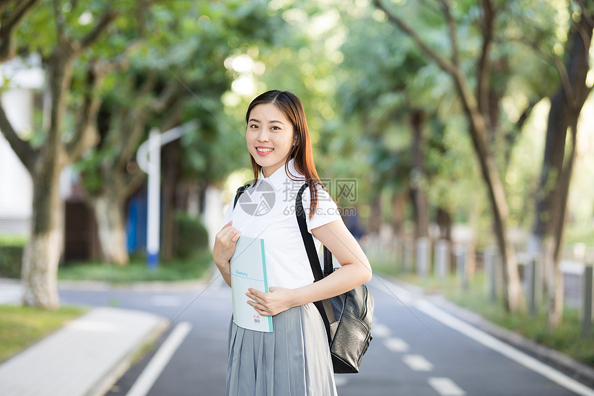 ‘~大学校园林荫道上的同学  ~’ 的图片