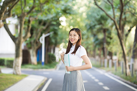 站在校园林荫道上的大学生图片