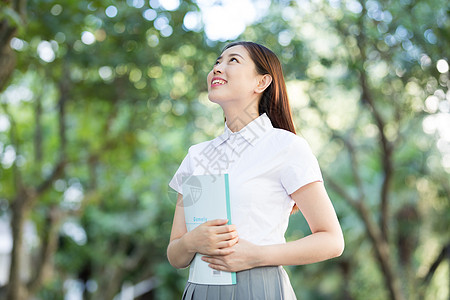 大学校园林荫道上的同学图片