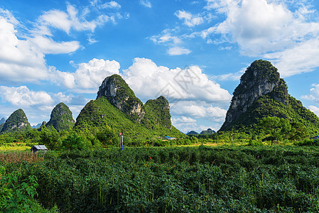 田园喀斯特山脉地貌背景图片