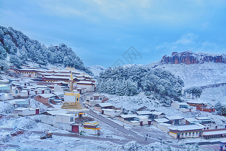 十月郎木寺雪景高清图片