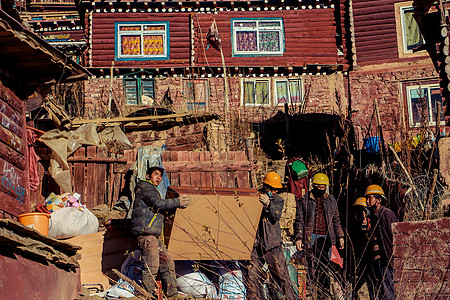 川藏沿途风光拆迁中的五明佛学院背景