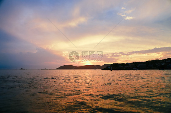 夕阳下的海景图片