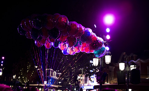 街头夜景万圣节迪士尼空中气球背景