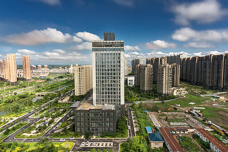 道路建设蓝天白云下的城市建筑背景