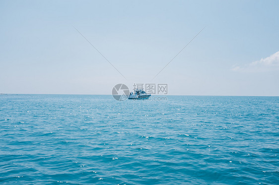 海上的游艇图片