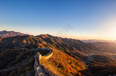 国庆旅游字体秋天万里长城景区建筑风光背景