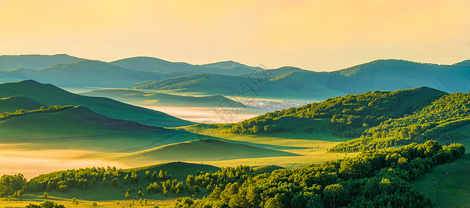 草地背景草原朝阳映晨雾背景