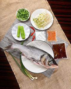 葱包烩鱼和烹饪的食材背景