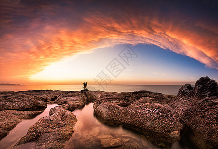 夕阳下的海景海上情侣风景背景