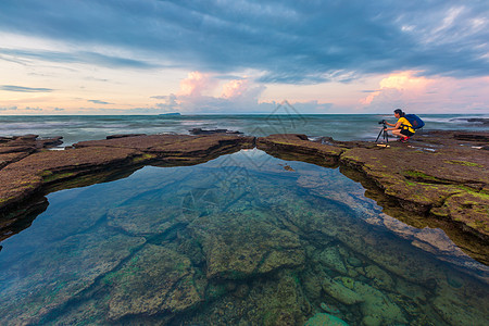 海浪礁石涠洲岛海边人物背景