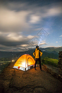 星空夜景夜晚星空帐篷露营的人背景