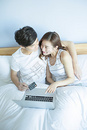 年轻情侣在床上网购图片