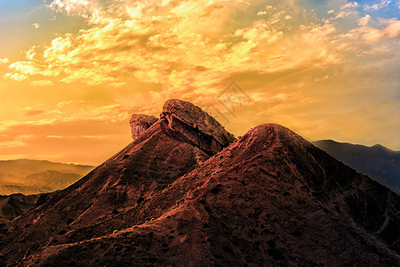 夕阳风景晚霞下的七彩丹霞背景