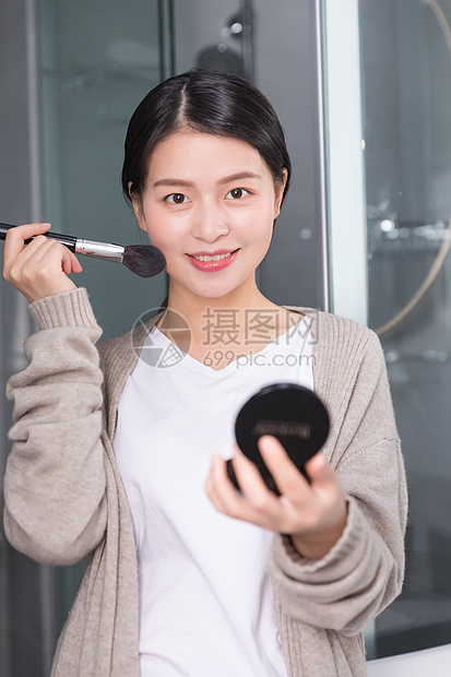 正在镜子前化妆的女生图片