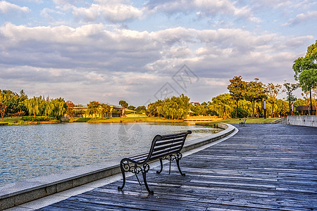 湖边的椅子背景图片