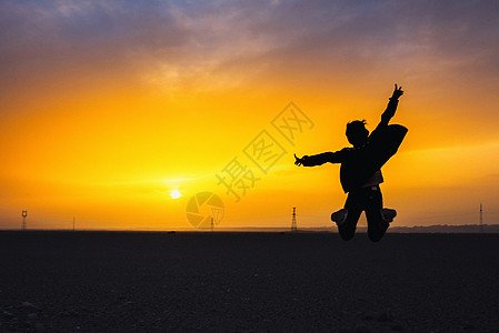 沙漠玫瑰大漠夕阳人物剪影背景