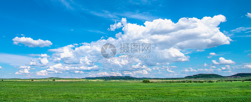 蓝天白云下的草原图片