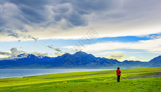 蓝天草地人赛里木湖的风景背景