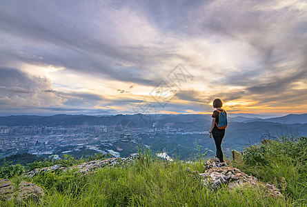 登山女孩征服山峰背景