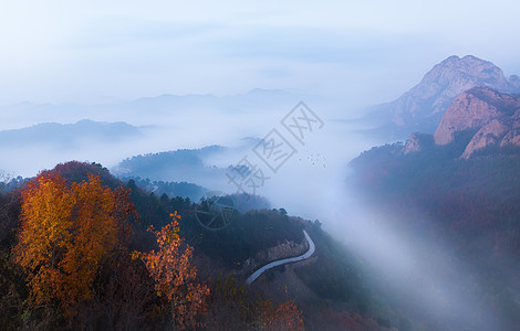 秋天长城山脉云海小路背景