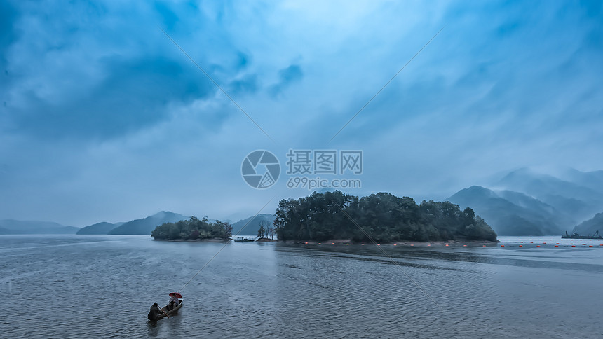 浙江浦江雨雾中的小船图片