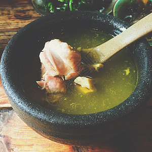 猪蹄汤美食舀汤高清图片