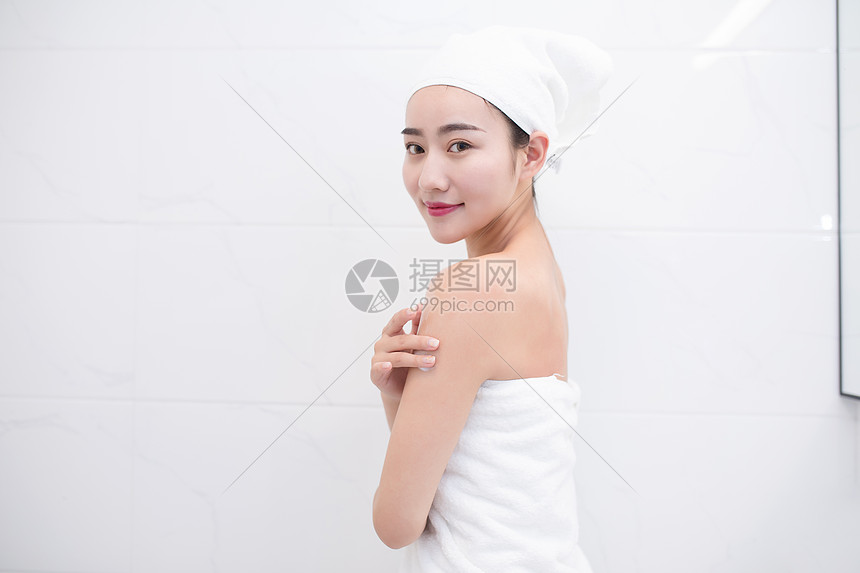 包着头发裹着浴巾的年轻美女图片