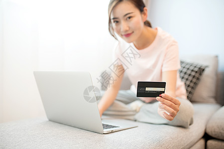 在家客厅网购打电脑的女性背景图片