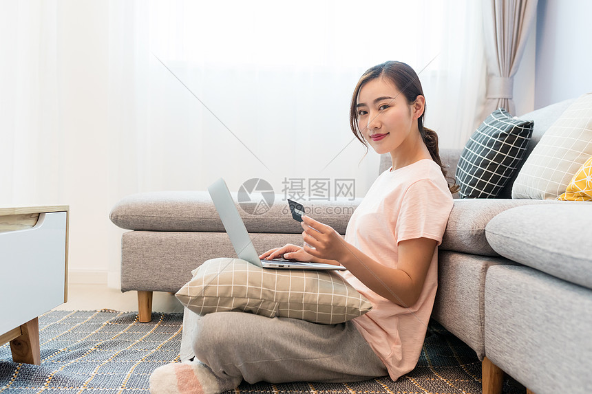 在家客厅网购打电脑的女性图片