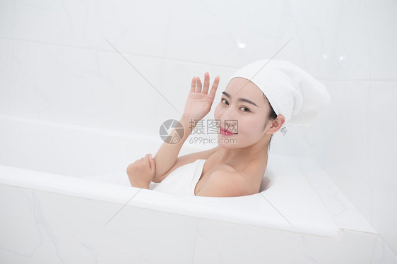 包着头巾躺在浴缸里泡澡的年轻美女图片