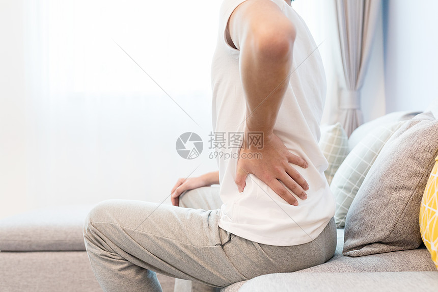 腰酸背痛的男生