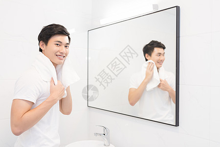 男士洗脸正在洗脸的年轻男士背景