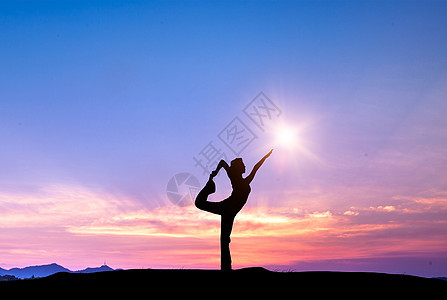 夕阳下的瑜伽女士图片