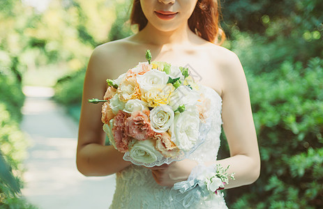 手持捧花的新娘背景图片