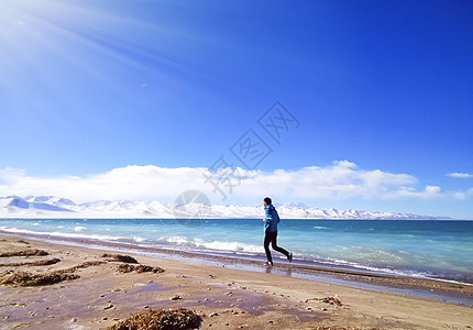 海边奔跑的人背景图片