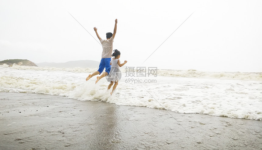 海边跳跃的人图片