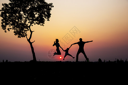 夕阳下家庭剪影夕阳下的一家人剪影背景