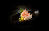 暗背景下的日式料理寿司刺身图片