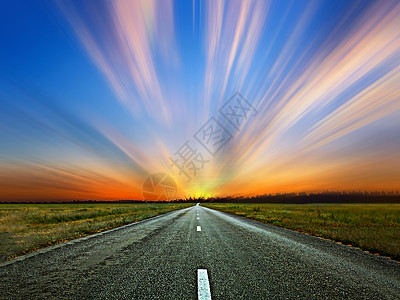 夕阳下唯美的高速公路高清图片