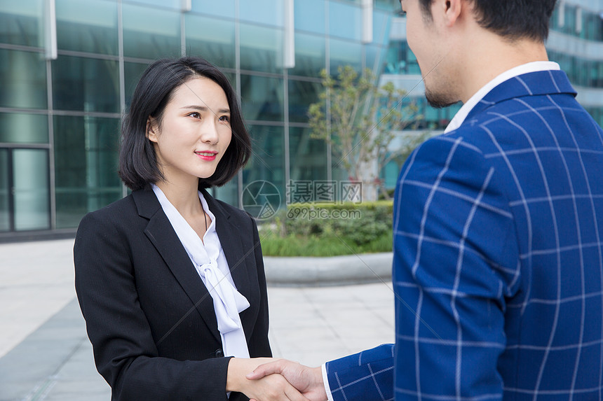 办公场所商务人士握手图片