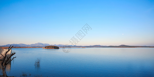 三亚美景寂静的湖面背景