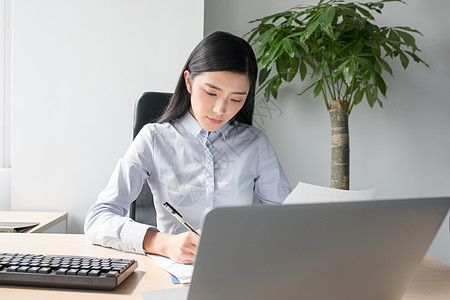 正在使用电脑正在工作打电脑的商务人士职场女性背景