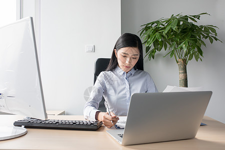 正在使用电脑正在工作打电脑的商务人士职场女性背景