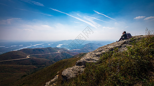 探险旅行摄影攀登山顶远看群山风景背景图片